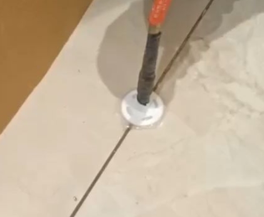 户县瓷砖空鼓维修公司专业解答瓷砖在铺贴过程中，如果没有涂抹均匀到位的粘结材料（如水泥砂浆或瓷砖胶），可能会导致以下问题